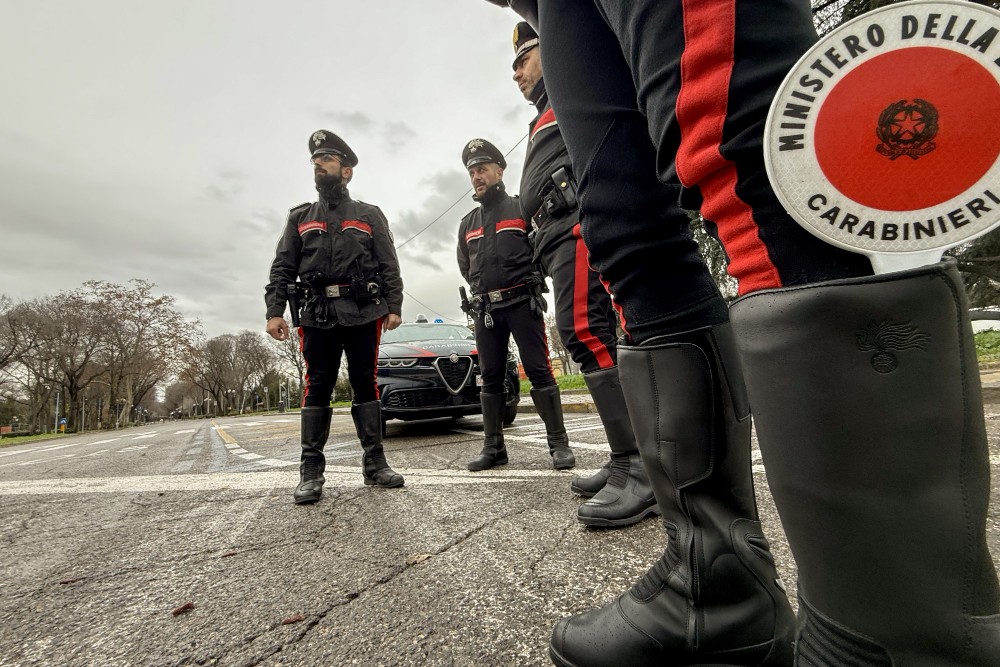 Ruba in un negozio di Santa Maria Novella e aggredisce il titolare durante la fuga: arrestato 52enne