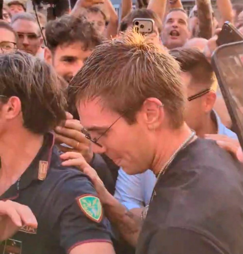Mastantuono è arrivato a Firenze: oltre 500 tifosi lo accolgono a Peretola
