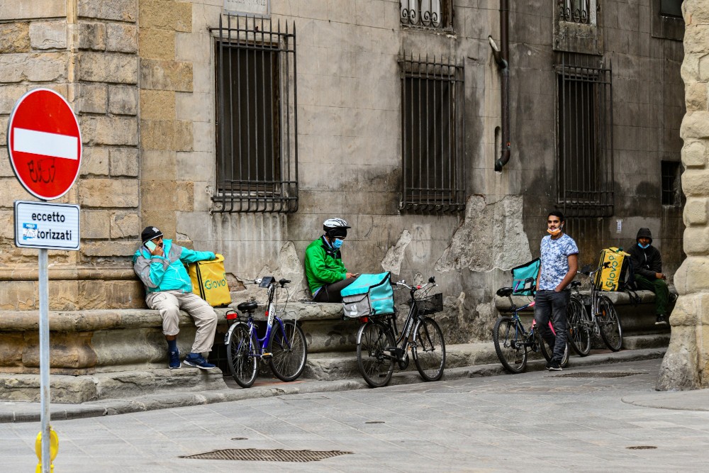 Caldo, accordo in Toscana per tutelare i rider durante le ondate di calore