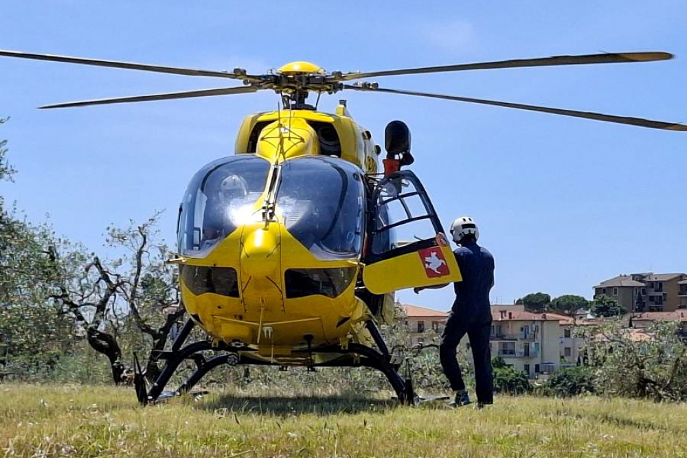 Malore mentre fa il bagno: 34enne soccorso con l'elisoccorso