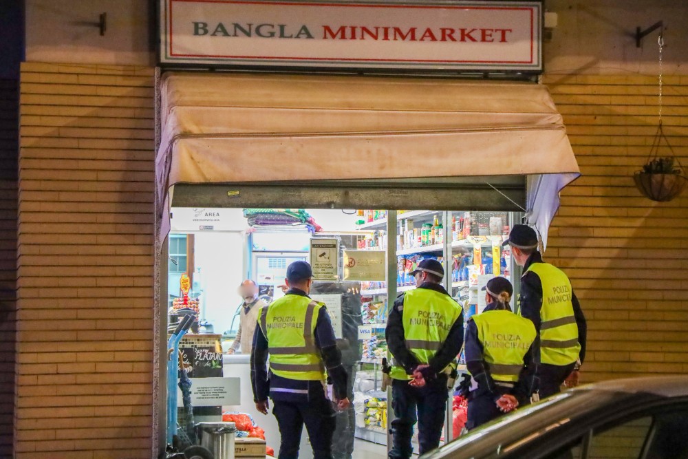 Minimarket, chiusura alle 21 per altri sei mesi: Firenze tira dritto nonostante il caso Pisa