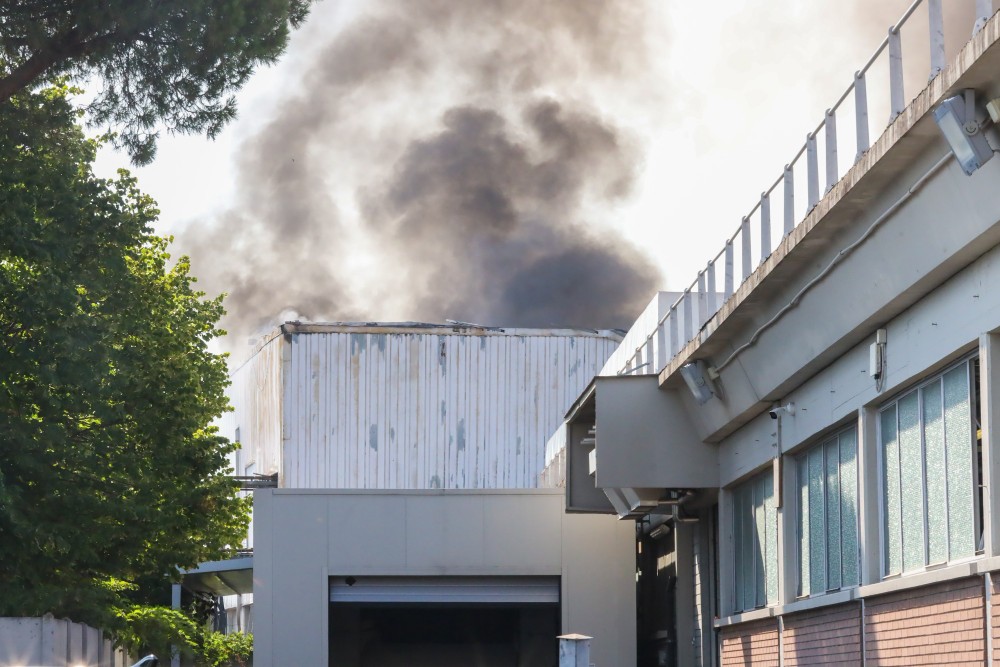 Toscana nella morsa degli incendi: maxi-rogo in una fabbrica a Campi Bisenzio