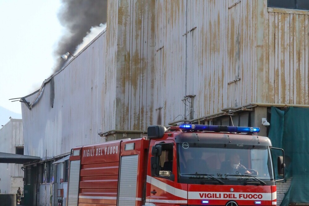 Incendio in capannone a Campi Bisenzio: concluso intervento vigli del fuoco