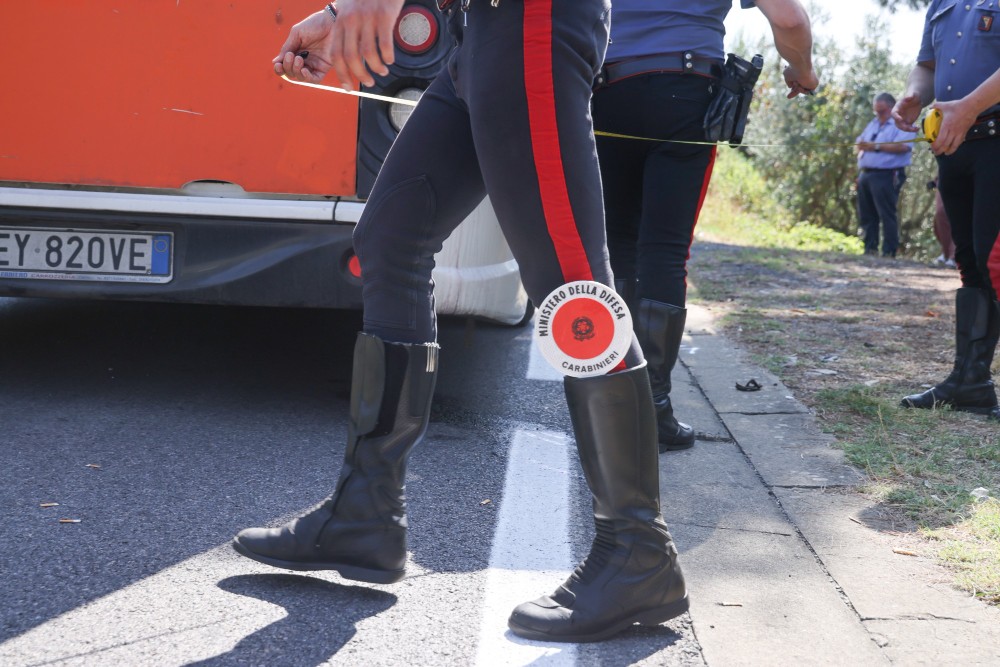 Vicchio, auto esce di strada e si ribalta più volte: due persone coinvolte