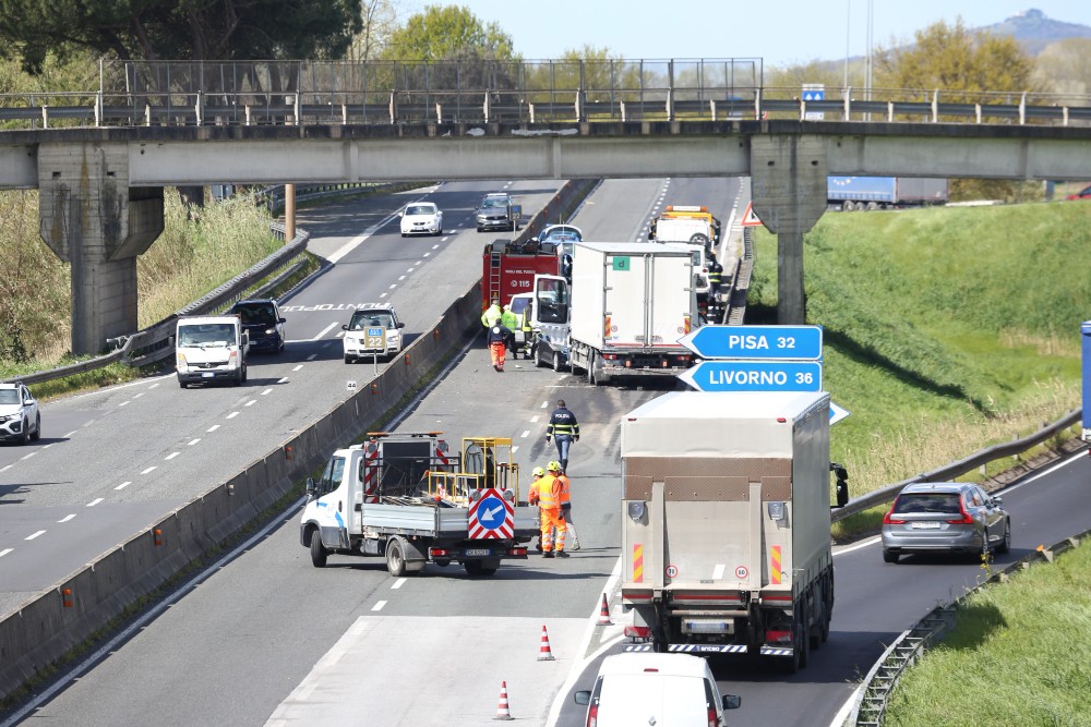 Incidente sulla Fi-Pi-Li, coinvolte due moto e tre auto: lunghe code verso Firenze