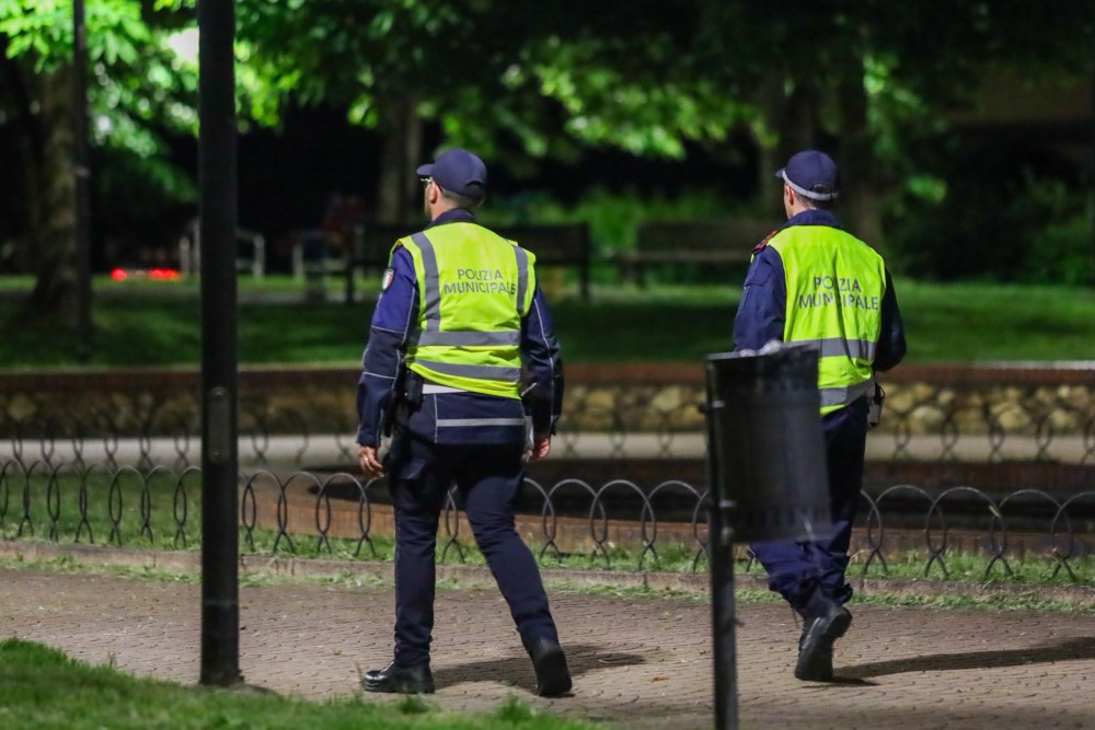 Atti osceni nei giardini di Ugnano, uomo bloccato dalla Polizia Municipale