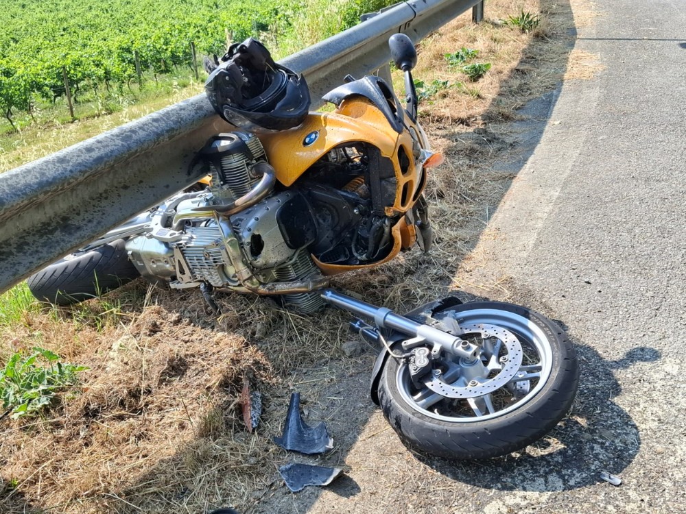 Incidenti: moto si scontra con un'auto nel Fiorentino, muore motociclista