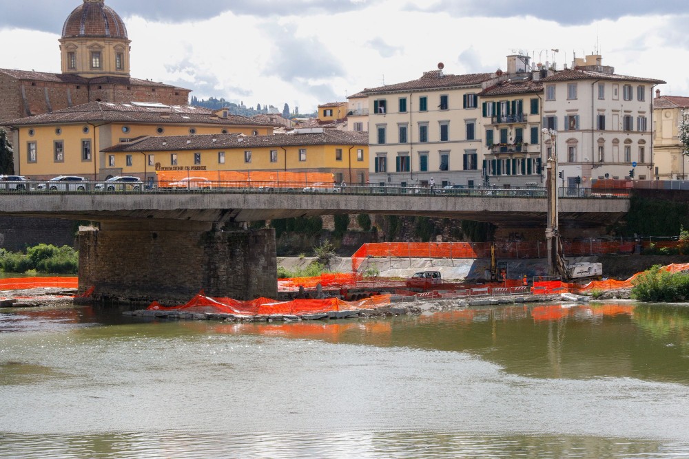 Ponte Vespucci, dieci anni di lavori e ritardi: il cantiere slitta ancora