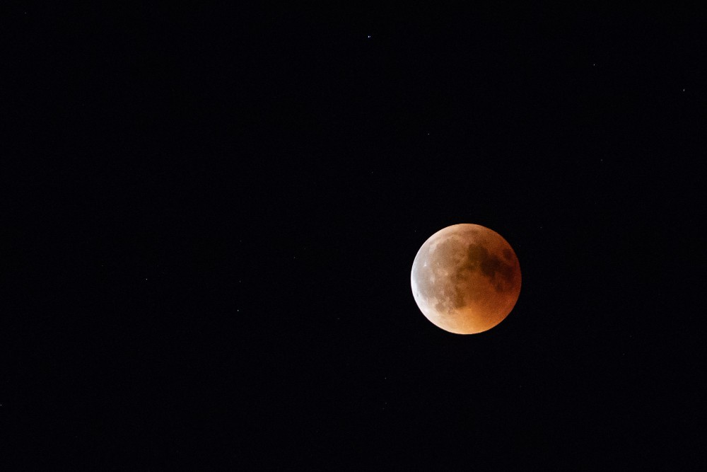 Eclissi e Perseidi, doppio spettacolo nei cieli della Toscana