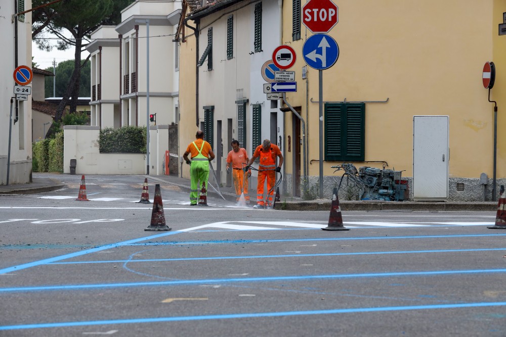 Caldo estremo a Firenze, operai al lavoro nei cantieri pubblici anche nelle ore più roventi