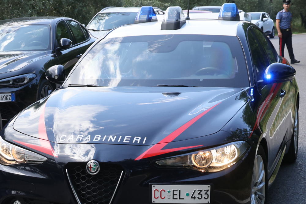 Sorpresi in casa nella notte con orologi d’epoca, gioielli e un coltello: arrestati due uomini a Empoli