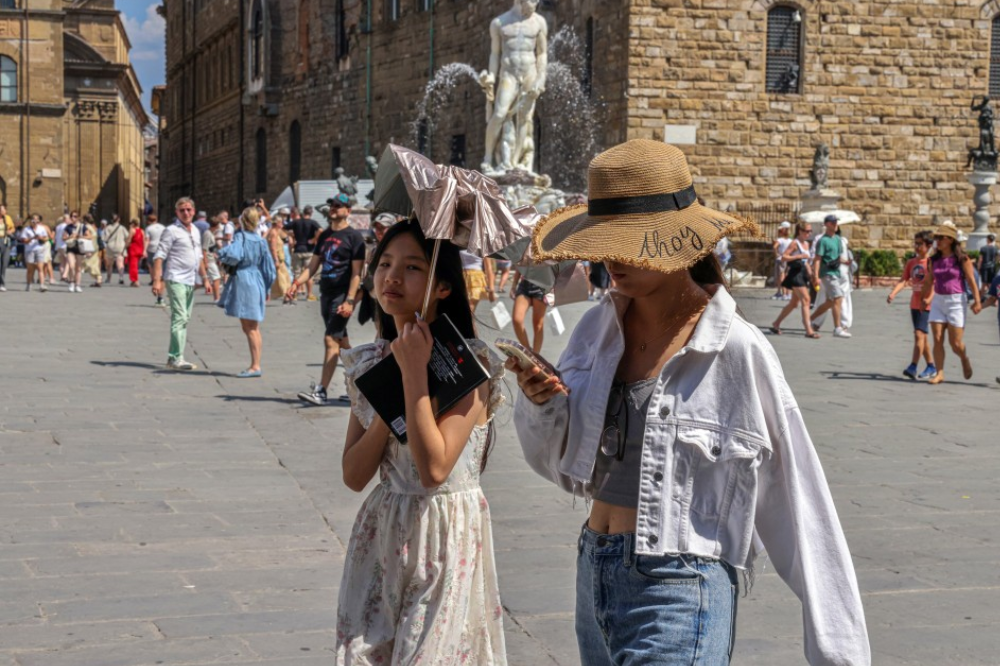 Firenze morsa dal caldo, ancora due giorni di codice rosso ma da venerdì le temperature iniziano a scendere