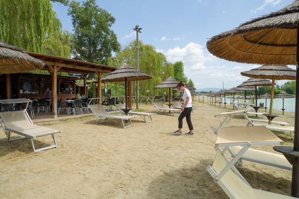 Mastantuono: Ferragosto in spiaggia a giocare con la gente viola!