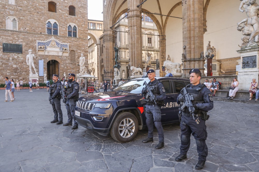 Ruba un orologio da 55mila euro a Portofino: fermato a Firenze mentre lo indossa