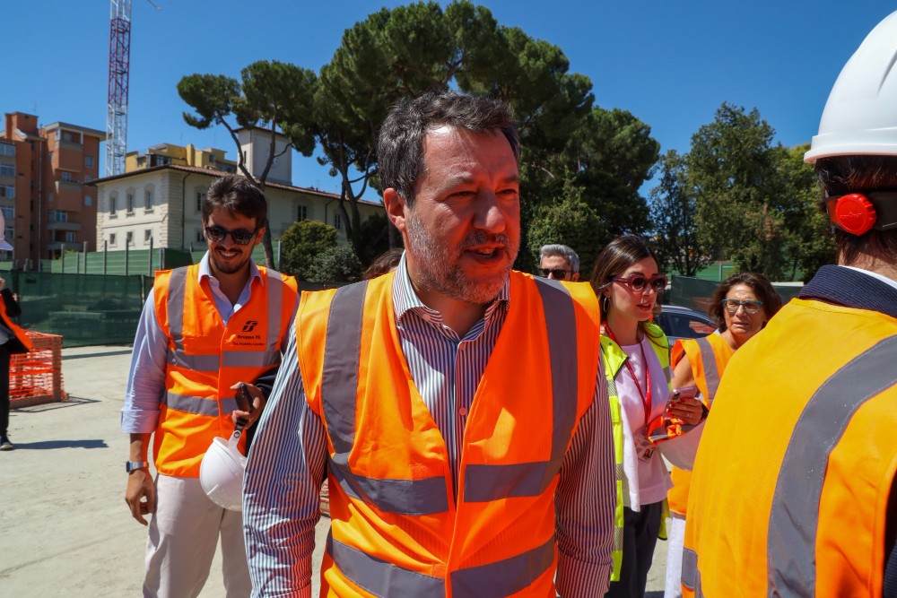 Prato, agente indagato dopo gli spari al detenuto. Salvini: «Ha fatto il suo lavoro»