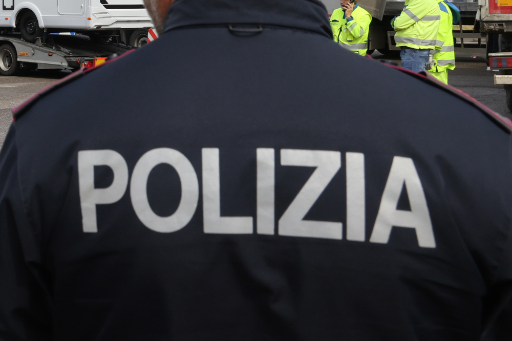 Sesto Fiorentino, infermiere aggredito al Centro di salute mentale: paziente gli punta un grosso pezzo di vetro alla gola
