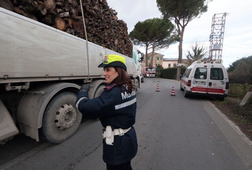 AGGIORNATA - Maltempo a Firenze, alberi caduti e strade chiuse: tramvia a servizio limitato