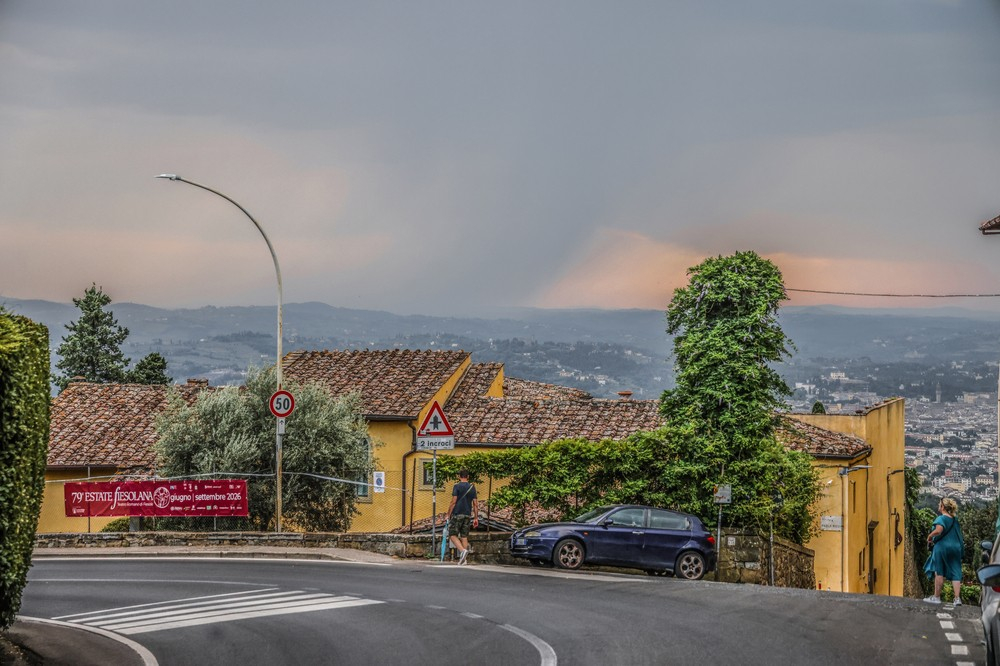 Proseguono gli interventi sul territorio dopo le forti raffiche di vento che hanno interessato Firenze