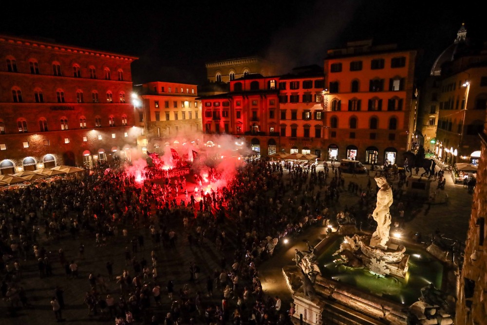 Firenze si tinge di viola: in 15mila per la notte del centenario