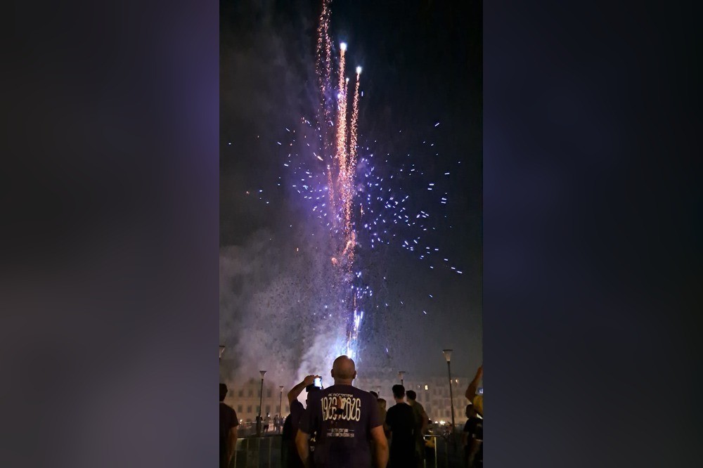 Palazzo del Pegaso s'illumina di viola per i 100 anni della Fiorentina