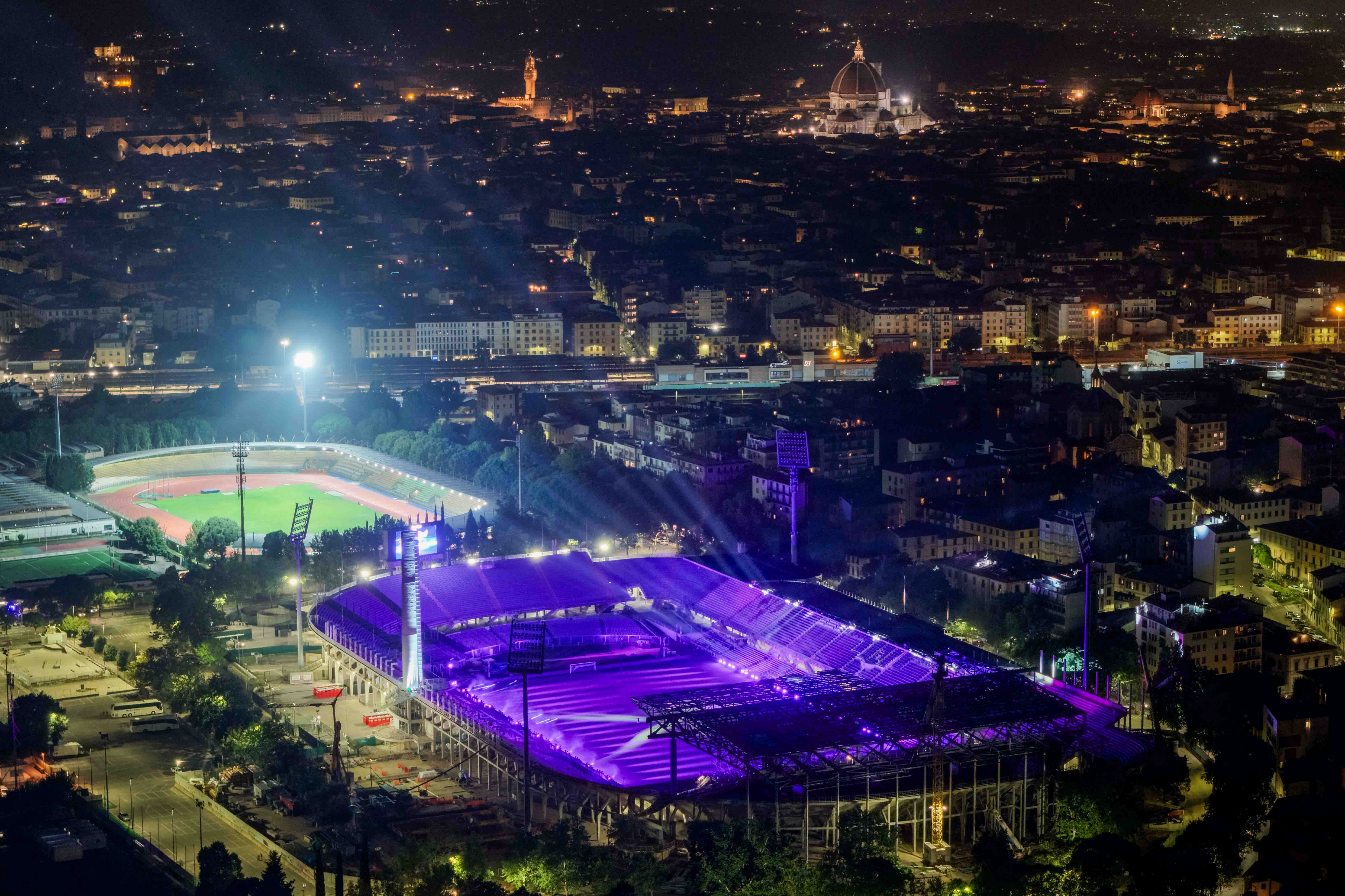 Fiorentina, la maxi scritta «V100LA» illumina piazzale Michelangelo