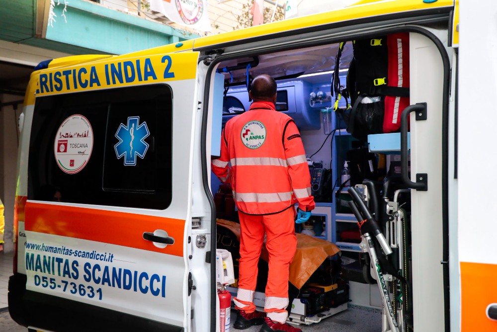 Inalazione tossica da detersivo nel negozio, grave donna a Prato