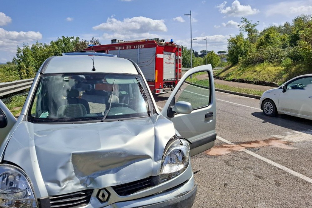 Pirata della strada travolge e ferisce conducente di moto, poi scappa