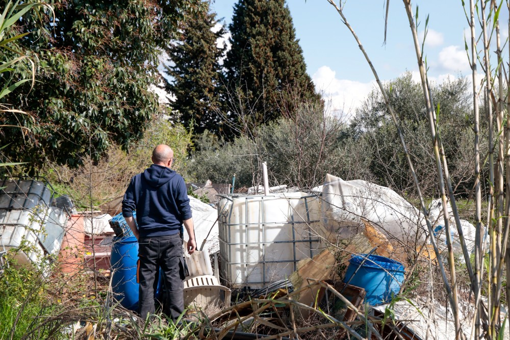 Rifiuti abbandonati nei boschi di San Casciano e Scandicci: quattro persone segnalate
