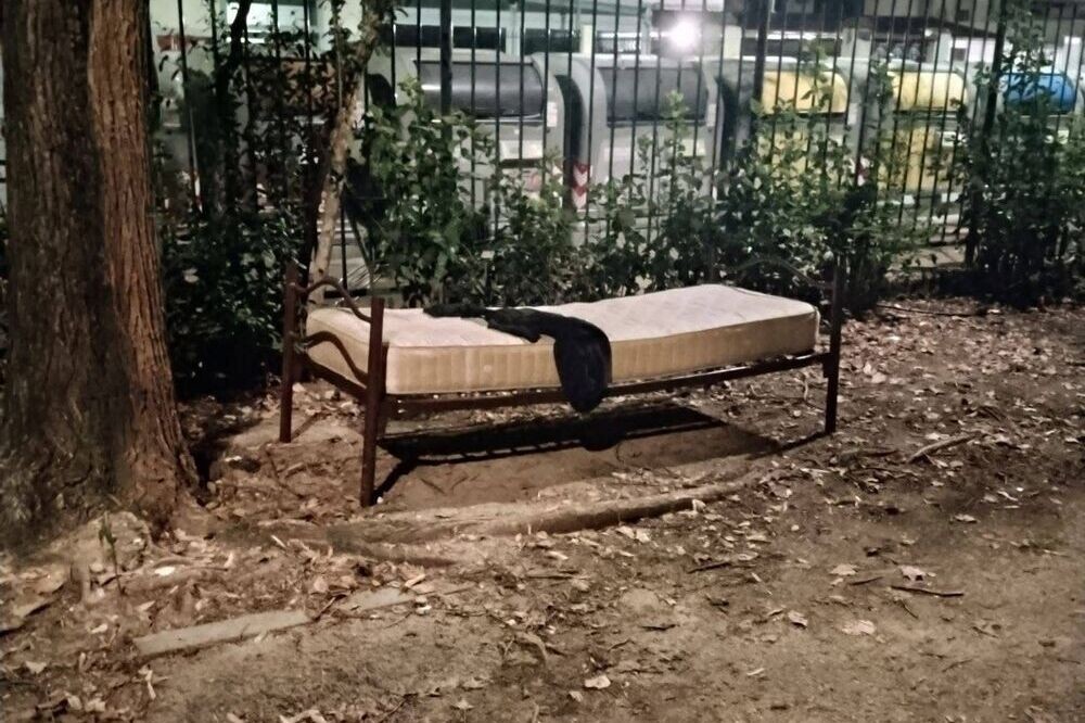 Un letto nel giardino di via Baracca, l’ironia dei residenti: «Affittasi posto letto?»