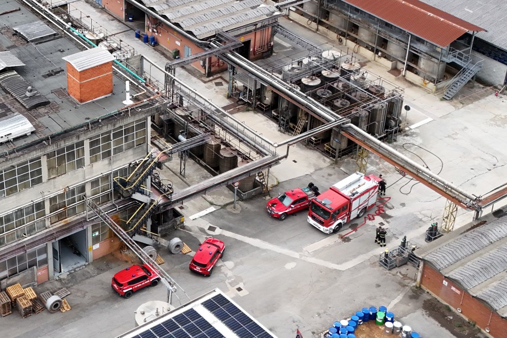 AGGIORNATA - A fuoco edificio industriale a Prato, alta colonna di fumo