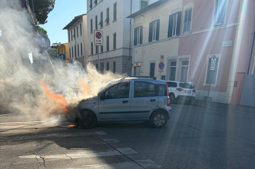 Esclusiva FED - Traffico in tilt nel viale De Amicis per una Panda in fiamme