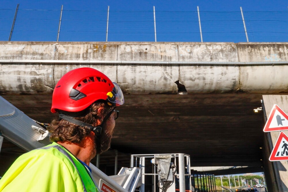 AGGIORNATA - Uomo e donna giù da cavalcavia A1: ipotesi omicidio-suicidio