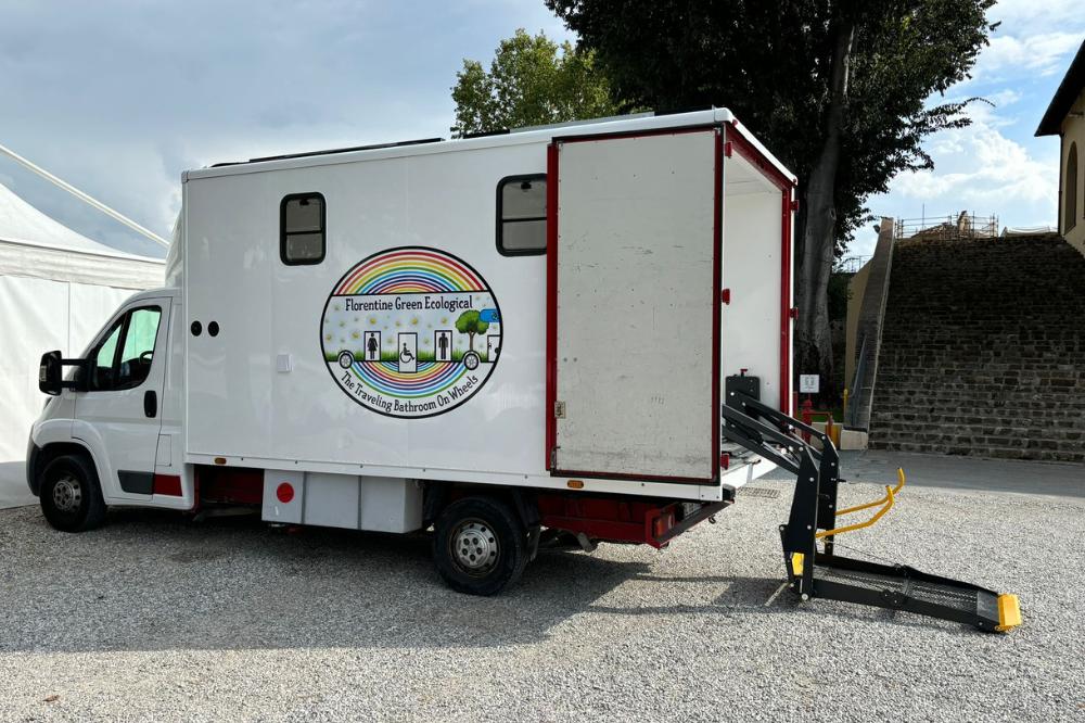 Piazza Indipendenza senza servizi, Capecchi propone il suo “Bagno Viaggiante”