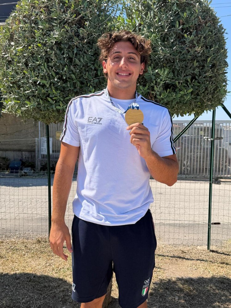 DAL BIANCO E ROSSO DELLA FLORENTIA ALL’ORO AZZURRO: IL FIORENTINO CARNESECCHI SUL TETTO DEL MEDITERRANEO