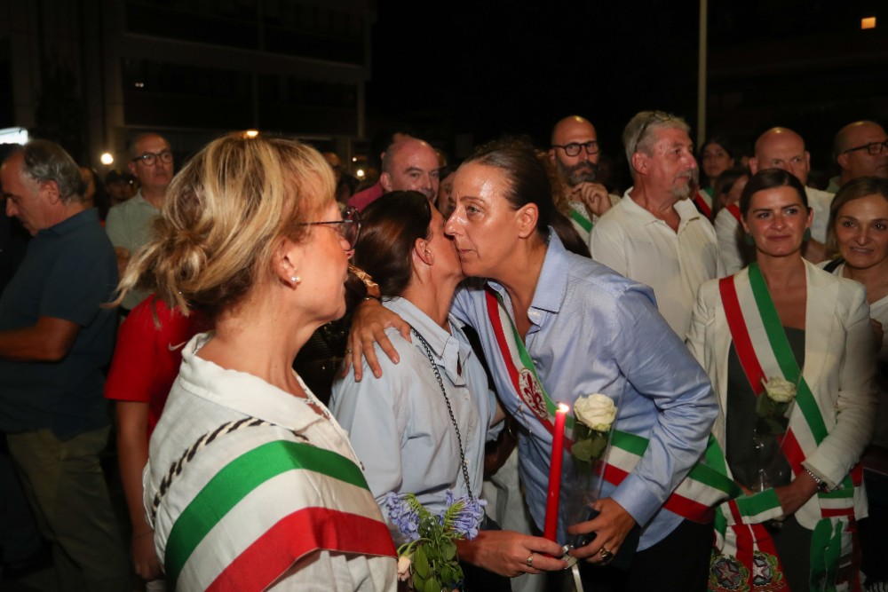 Centinaia di fiaccole per Lorena, Firenze si stringe intorno alla famiglia