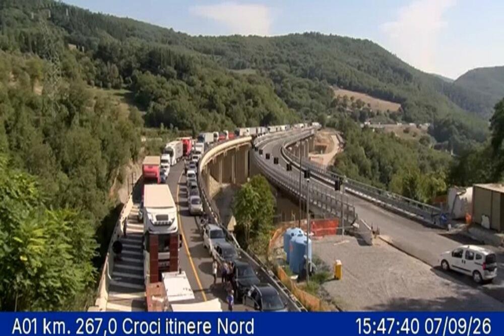 ESCLUSIVA FED - Incidente in autostrada, auto ribaltata e in fiamme: riaperto tratto A1 nel Fiorentino