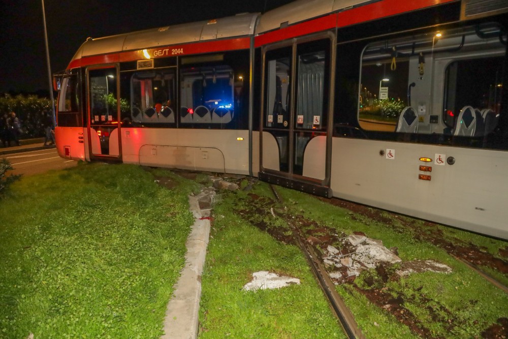 Scontro tra minibus e tramvia in piazza della Libertà