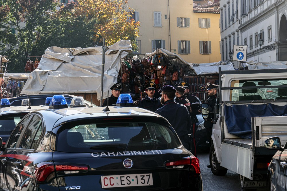 San Lorenzo, camion dei pompieri ostacolato da banchi e teloni