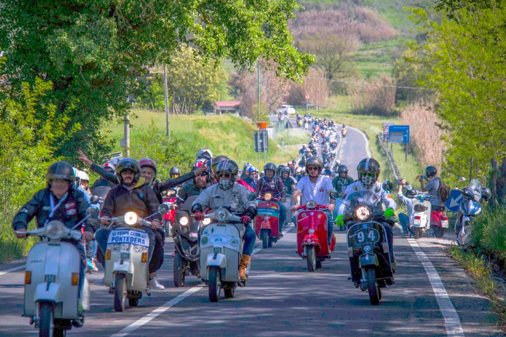 L'Aics Solidarietà per il 'Cross Country' a Fiesole. In Vespa e sidecar verso l'Olmo