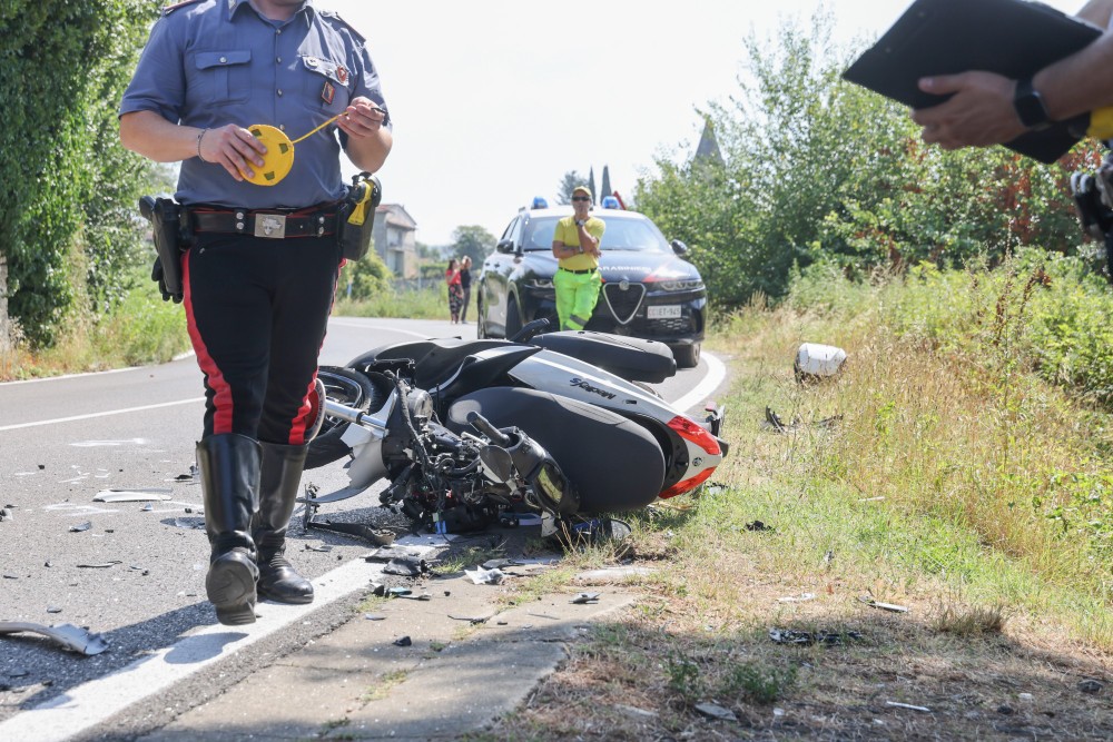 Incidente sulla Futa, motociclista di 24 anni muore davanti al padre