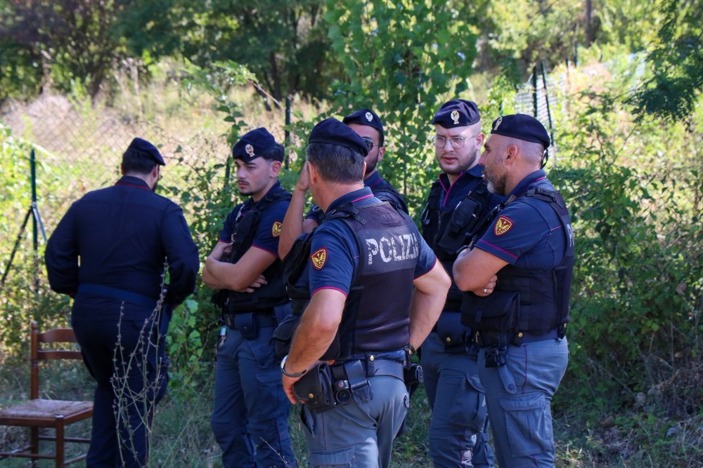 Fortezza, notti di paura: vigilantes aggrediti e presi a sassate