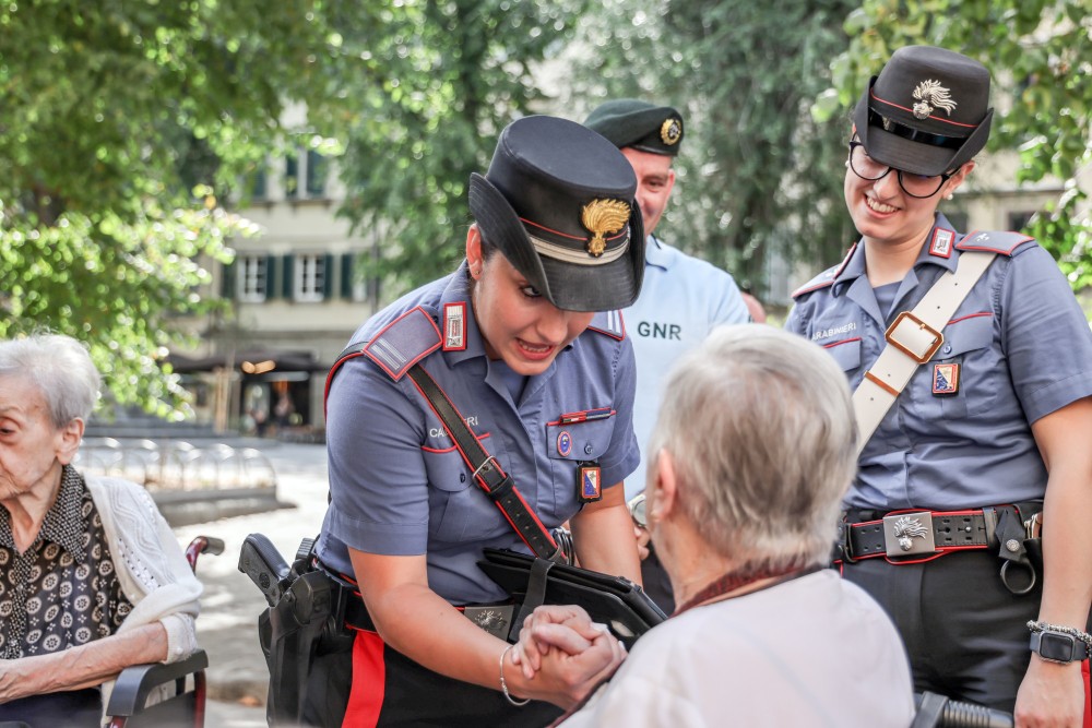 Scandicci, strappano la catenina a un 74enne: arrestati due uomini