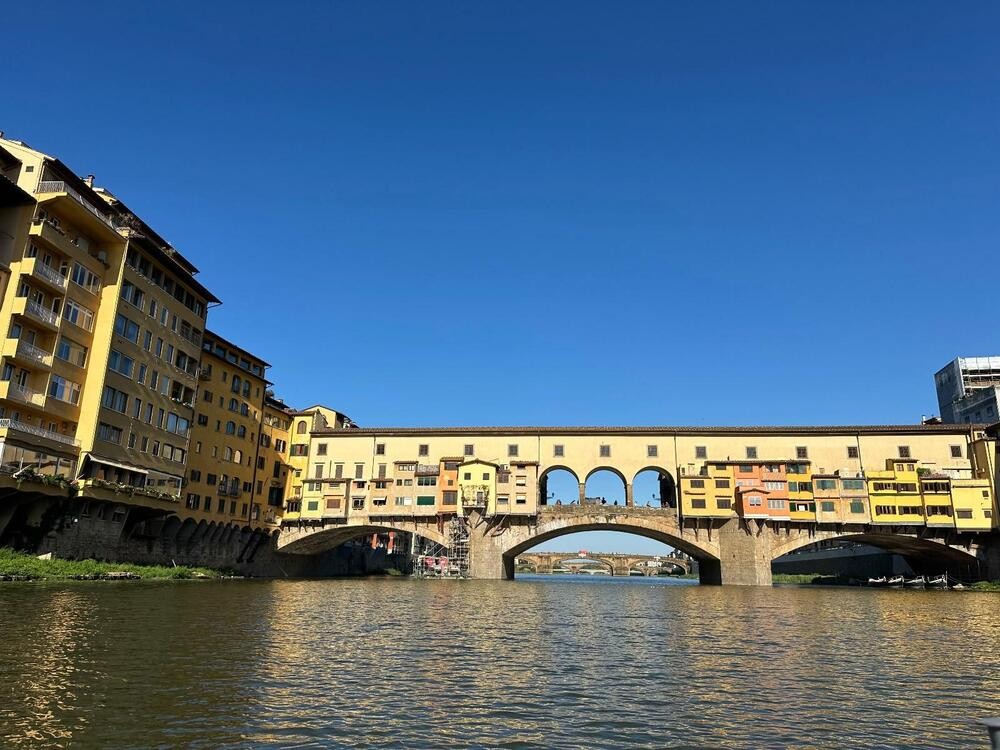 Restauro Ponte Vecchio, entro fine mese il termine dei lavori per il primo stralcio. La sindaca: “È un intervento storico, preserviamo la sua bellezza e autenticità”
