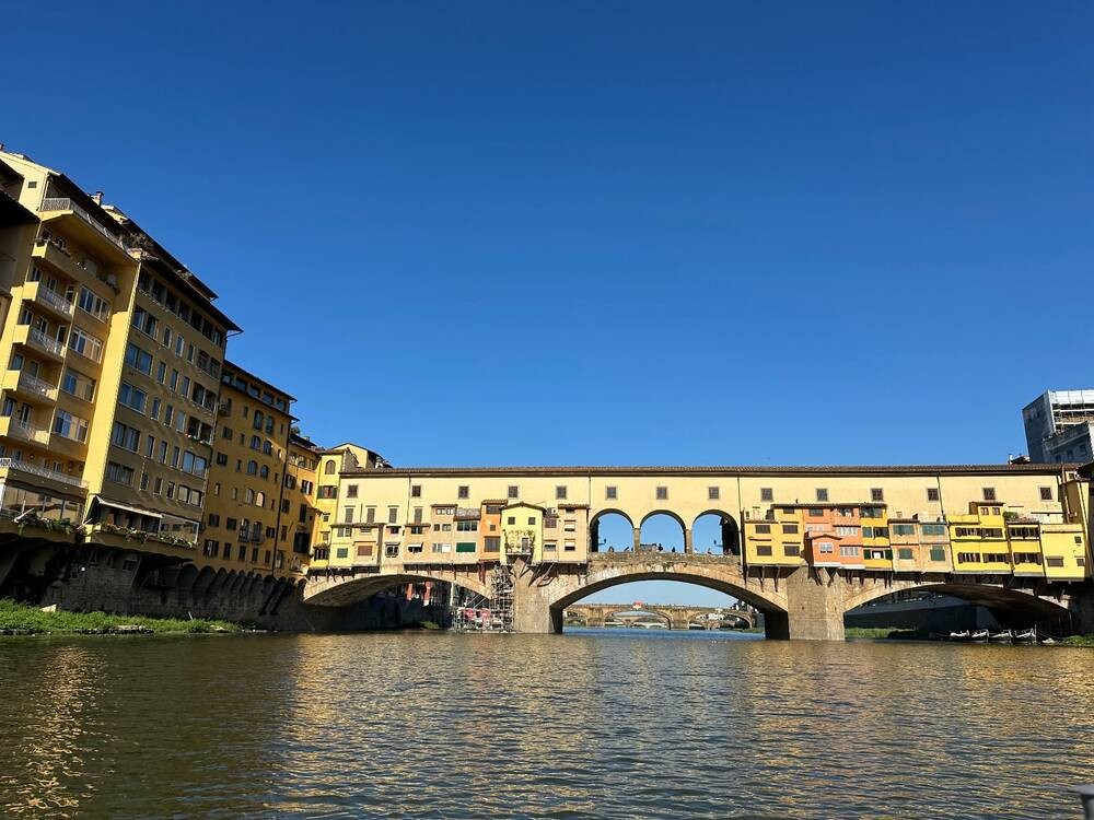Ponte Vecchio, il restauro rispetta i tempi. Ma è polemica sui puntoni lignei