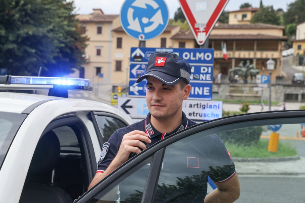 Nuovi agenti municipali ancora senza divisa, scoppia il caso in Consiglio
