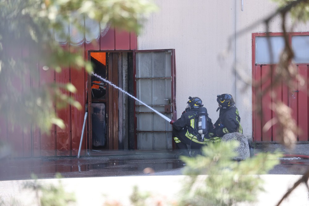 Incendio in un appartamento, evacuato condominio di sei piani