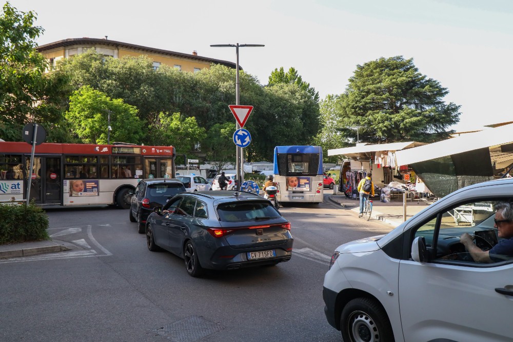 Primo giorno di scuola, a Firenze rallentamenti alle Cure e in viale Strozzi