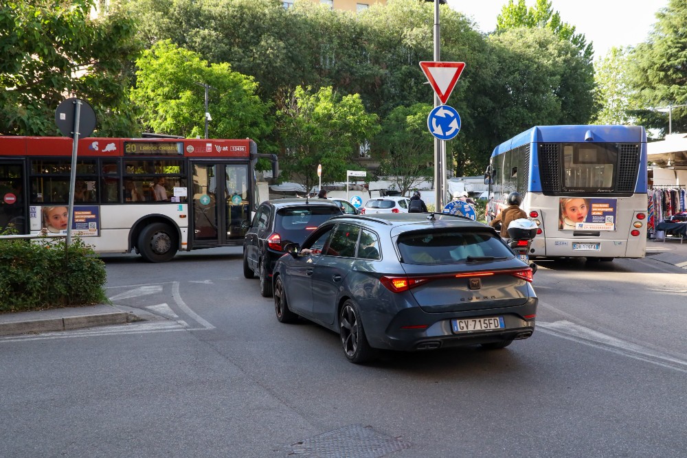 Scuole, cantieri e sciopero: Firenze regge, ma il traffico si concentra in piazza Alberti