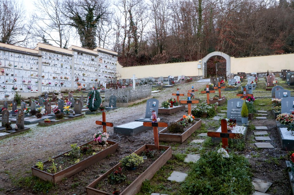 Operaio cade in fossa di un cimitero nel Mugello e resta ferito