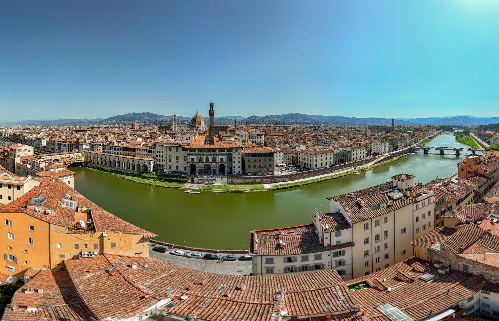 L’Arno si tinge di verde a Bellariva: potrebbe essere la “paperina”